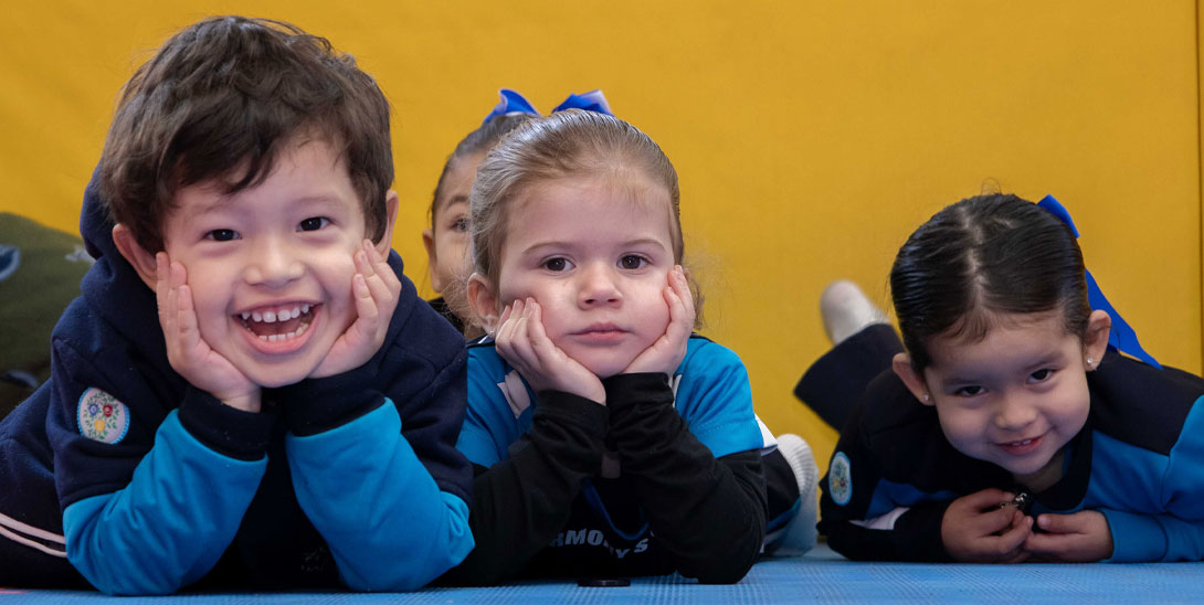 Niños pequeños sonriendo en clase de gimnasia